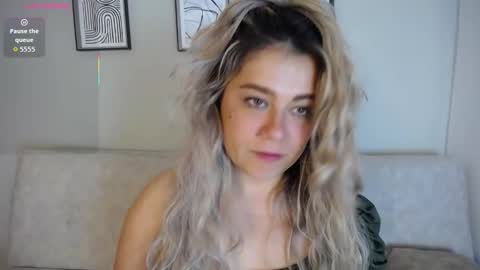 Snapshot of sweet_bella_valery_ chatting on November 2025 10:10:01 PM Bella Valery online show from November 2025 10:10:01 PM