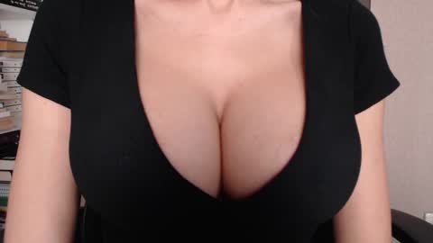 Snapshot of sweet_lil_thing chatting on November 2025 05:28:02 AM Jen online show from November 2025 05:28:02 AM