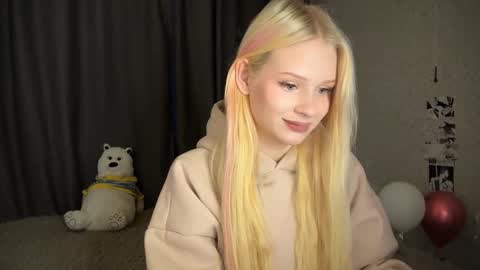 Snapshot of sweetielis chatting on December 2024 06:44:01 AM sweetie Lisa3 online show from December 2024 06:44:01 AM