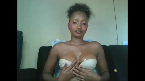 sweetmama06 online show from November 2025 12:00:02 PM