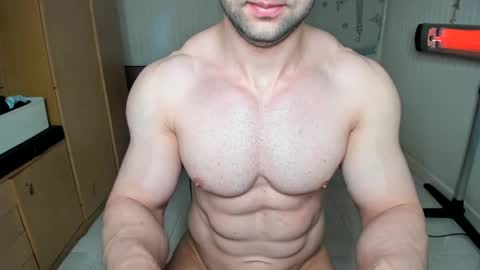 Snapshot of sweetmuscles_boy chatting on December 2024 06:31:02 AM Lorenzo online show from December 2024 06:31:02 AM