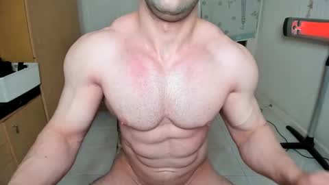 Snapshot of sweetmuscles_boy chatting on January 2025 06:44:02 AM Lorenzo online show from January 2025 06:44:02 AM