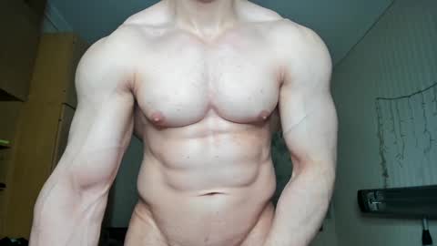 Snapshot of sweetmuscles_boy chatting on January 2025 03:01:02 PM Lorenzo online show from January 2025 03:01:02 PM