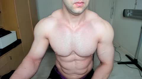 Snapshot of sweetmuscles_boy chatting on January 2025 06:25:01 AM Lorenzo online show from January 2025 06:25:01 AM
