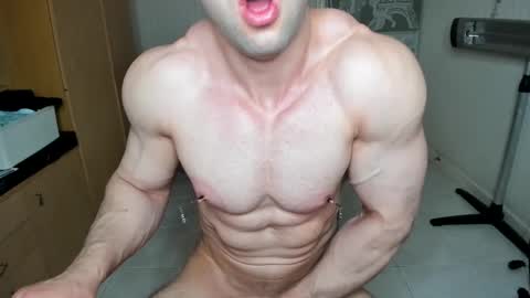 Snapshot of sweetmuscles_boy chatting on February 2025 08:43:02 AM Lorenzo online show from February 2025 08:43:02 AM