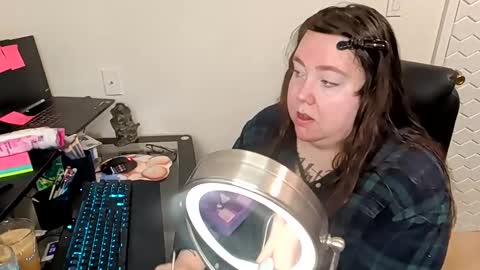 Snapshot of sweetsapphics chatting on November 2025 10:04:02 AM ruby and scarlet online show from November 2025 10:04:02 AM