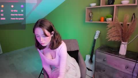 Snapshot of sweetshy_ chatting on October 2025 01:43:02 PM Alice online show from October 2025 01:43:02 PM