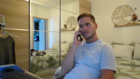 syl092 online show from September 2025 04:00:01 PM