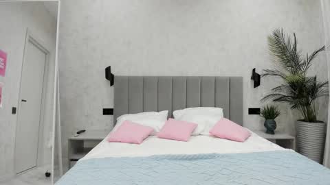 Mila online show from October 2025 12:44:01 AM