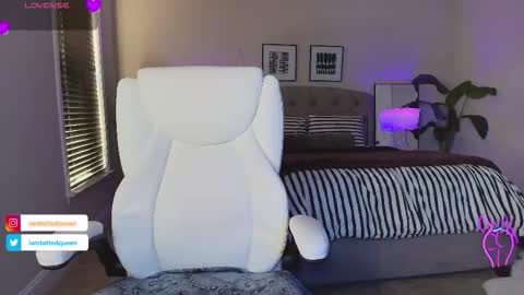 Snapshot of tatted_vixen chatting on November 2025 09:42:02 PM Tatted Queen online show from November 2025 09:42:02 PM