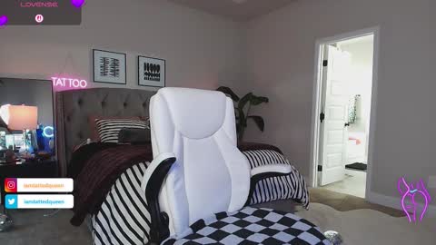 Snapshot of tatted_vixen chatting on November 2025 09:41:02 PM Tatted Queen online show from November 2025 09:41:02 PM