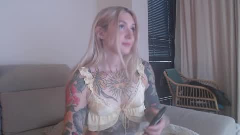 Snapshot of tattoobbgirl chatting on November 2025 03:56:01 PM tattoobbgirl online show from November 2025 03:56:01 PM