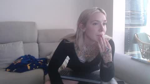 Snapshot of tattoobbgirl chatting on November 2025 01:00:02 PM tattoobbgirl online show from November 2025 01:00:02 PM
