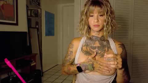 Snapshot of tattooed_natalia chatting on November 2025 09:55:02 AM Natalia 3 online show from November 2025 09:55:02 AM