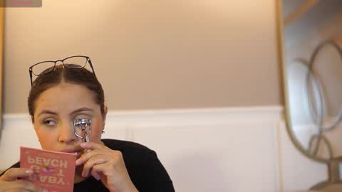 Teylor  Kim online show from November 2025 04:07:02 PM