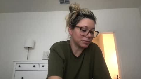 Snapshot of texas_blonde chatting on November 2025 06:43:02 PM Daphne Summers online show from November 2025 06:43:02 PM