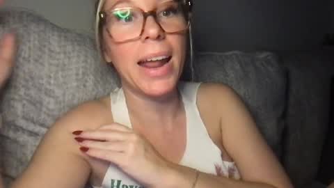 Snapshot of texas_blonde chatting on November 2025 03:49:01 AM Daphne Summers online show from November 2025 03:49:01 AM