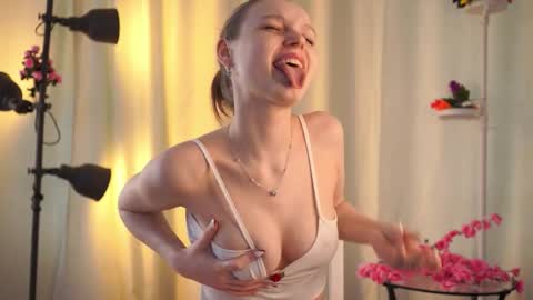 Emma online show from October 2025 04:12:01 AM