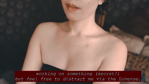 Snapshot of thecamwoman chatting on October 2025 07:42:02 PM Joan online show from October 2025 07:42:02 PM