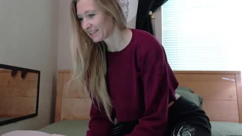 Snapshot of thelunastorm chatting on October 2025 05:03:02 PM The Luna Storm online show from October 2025 05:03:02 PM