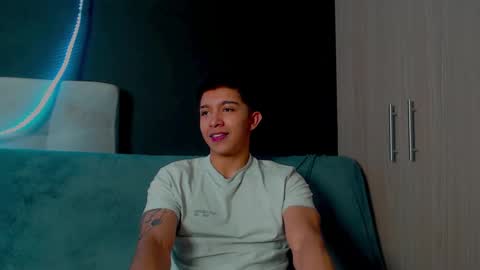 Snapshot of thesaint_xxx chatting on September 2025 04:49:02 AM thesaint_xxx online show from September 2025 04:49:02 AM