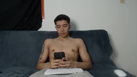 Snapshot of thesaint_xxx chatting on November 2025 12:32:01 AM thesaint_xxx online show from November 2025 12:32:01 AM