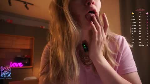 Mia online show from October 2025 02:43:02 PM