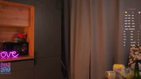 Mia online show from October 2025 02:52:01 PM