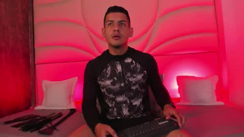 ThiagoCastelli online show from September 2025 12:05:01 PM
