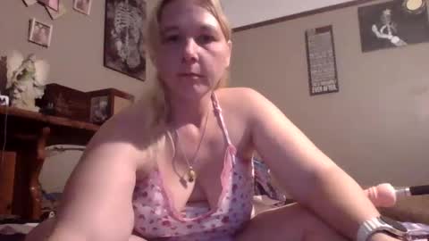 Snapshot of thickblonde_92 chatting on October 2025 12:20:01 AM thickblonde_92 online show from October 2025 12:20:01 AM