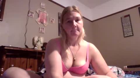 Snapshot of thickblonde_92 chatting on October 2025 12:47:01 PM thickblonde_92 online show from October 2025 12:47:01 PM