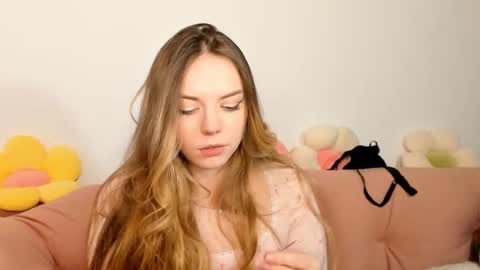 Snapshot of thisisamelia chatting on March 2025 09:27:02 PM Amelia shows on mondays fridays and sundays if anything changes im giving updates on my fansly online show from March 2025 09:27:02 PM