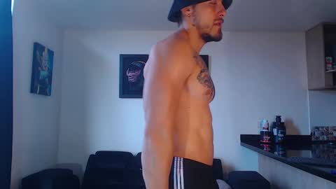 Snapshot of thomashoward31 chatting on February 2025 09:23:02 PM Thomas online show from February 2025 09:23:02 PM