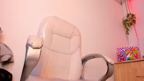 Snapshot of tiarha_ chatting on December 2024 07:48:02 AM Tiarha online show from December 2024 07:48:02 AM