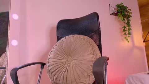 Tiffany  online show from October 2025 07:56:01 PM