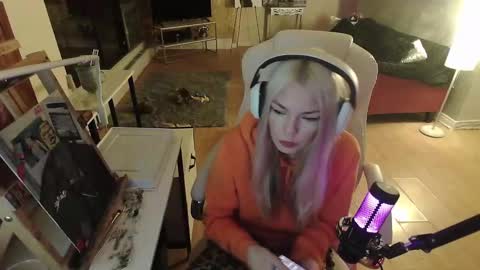 stage Kylie Sinner  brand CLITBAIT online show from January 2025 03:30:02 AM