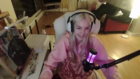 stage Kylie Sinner  brand CLITBAIT online show from February 2025 04:24:02 AM