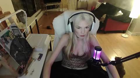 stage Kylie Sinner  brand CLITBAIT online show from February 2025 04:48:02 AM