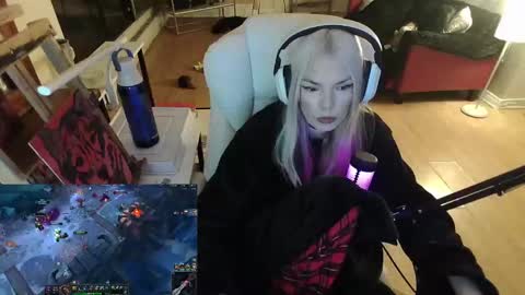 stage Kylie Sinner  brand CLITBAIT online show from February 2025 01:52:02 AM