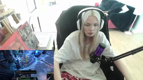 stage Kylie Sinner  brand CLITBAIT online show from February 2025 05:01:02 PM