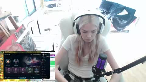 stage Kylie Sinner  brand CLITBAIT online show from February 2025 06:59:01 PM