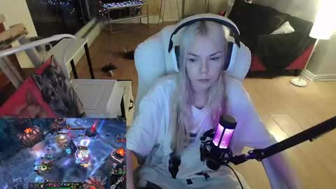 stage Kylie Sinner  brand CLITBAIT online show from February 2025 10:01:01 PM