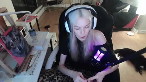 stage Kylie Sinner  brand CLITBAIT online show from February 2025 03:19:01 AM