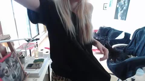 stage Kylie Sinner  brand CLITBAIT online show from February 2025 06:12:01 PM