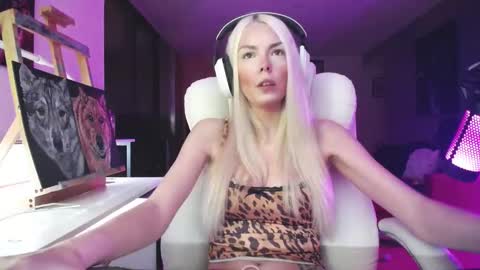 stage Kylie Sinner  brand CLITBAIT online show from October 2025 05:03:02 AM