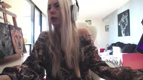 stage Kylie Sinner  brand CLITBAIT online show from October 2025 07:35:02 PM