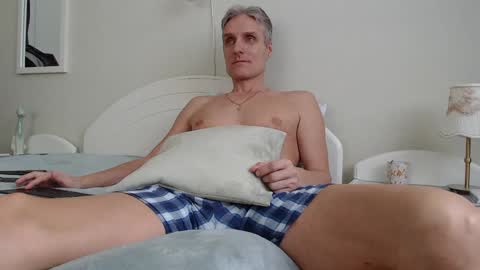 Daniel Bisexual uncut 20cm online show from February 2025 07:34:01 AM