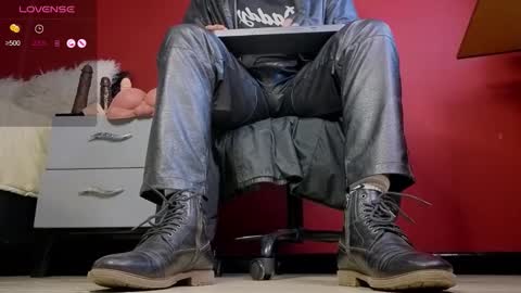 Snapshot of tom_brown12 chatting on November 2025 01:39:01 AM Tom online show from November 2025 01:39:01 AM