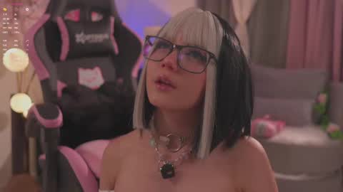 Snapshot of tomie_san chatting on September 2025 01:53:02 AM Tomie online show from September 2025 01:53:02 AM