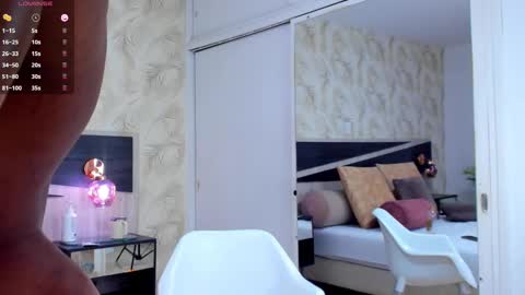 Snapshot of travis_lenox_ chatting on October 2025 03:00:02 PM Travis online show from October 2025 03:00:02 PM